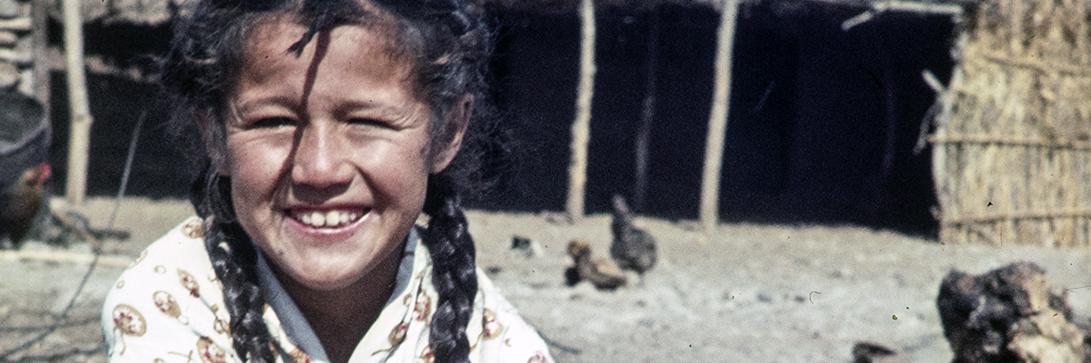 Una niña en Barraza junto a su perro